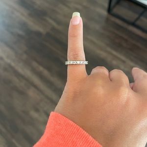 Beautiful Diamond Band 8-stones 14K